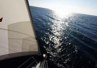 bateau à voile naviguer vers l'horizon mer ouverte voile avant proue bateau à voile